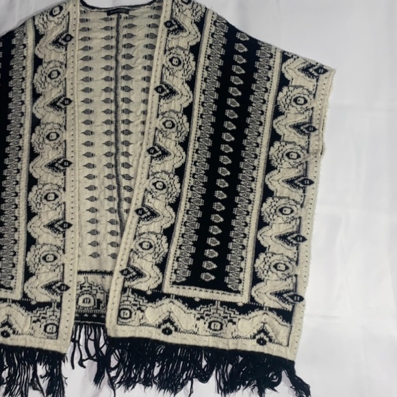 Dynamite Patterned Fringe Hem Sleeveless Cream & Black Sweater Cardigan - Picture 3 of 10